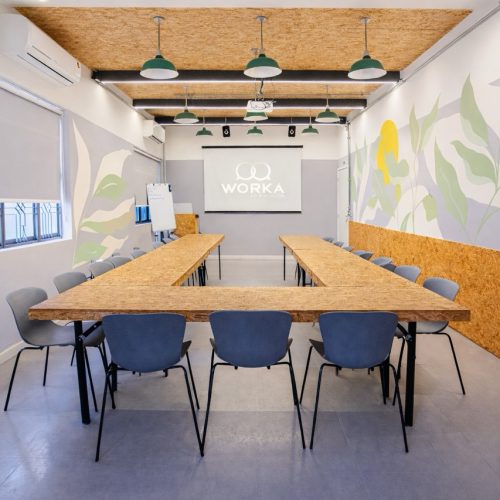 Capacidade até 17 pessoas.